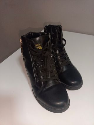 Botines negros con cuña alta N°40