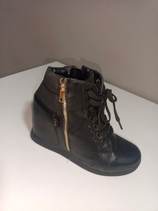 Botines negros con cuña alta N°40