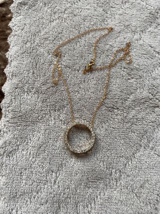 gargantilla dorada con colgante