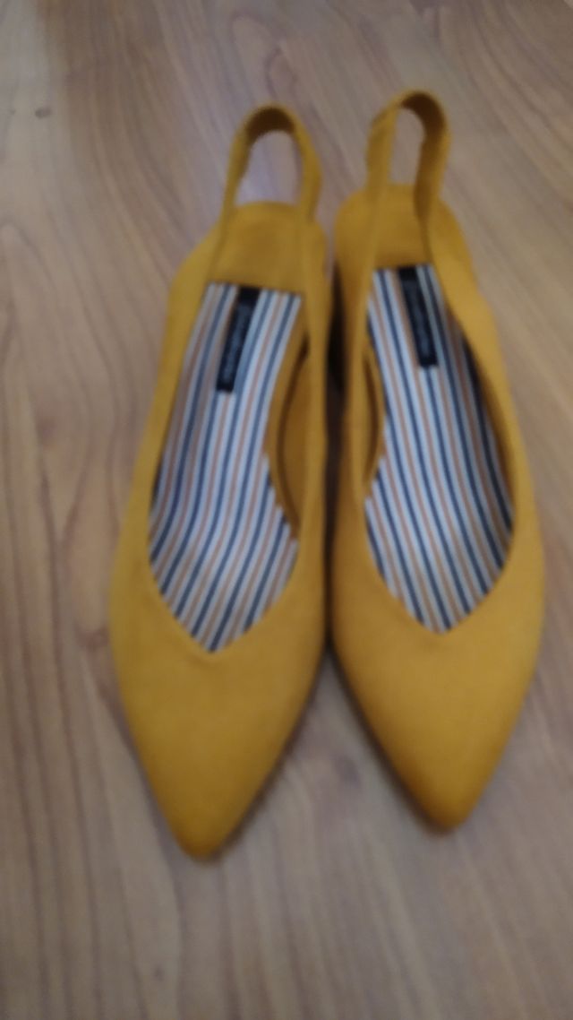 Zapato amarillo, tacón ancho y cómodo. poco uso