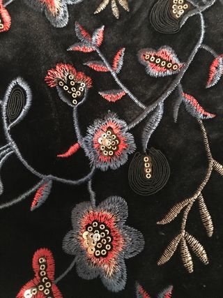 Falda de terciopelo negra con bordados Sfera S