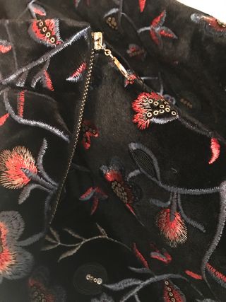 Falda de terciopelo negra con bordados Sfera S