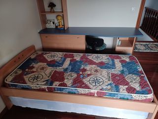 Cama doble+colchones,escritorio....completo