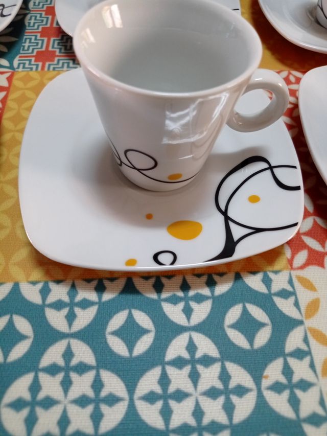 Juego de café de 6 servicios.