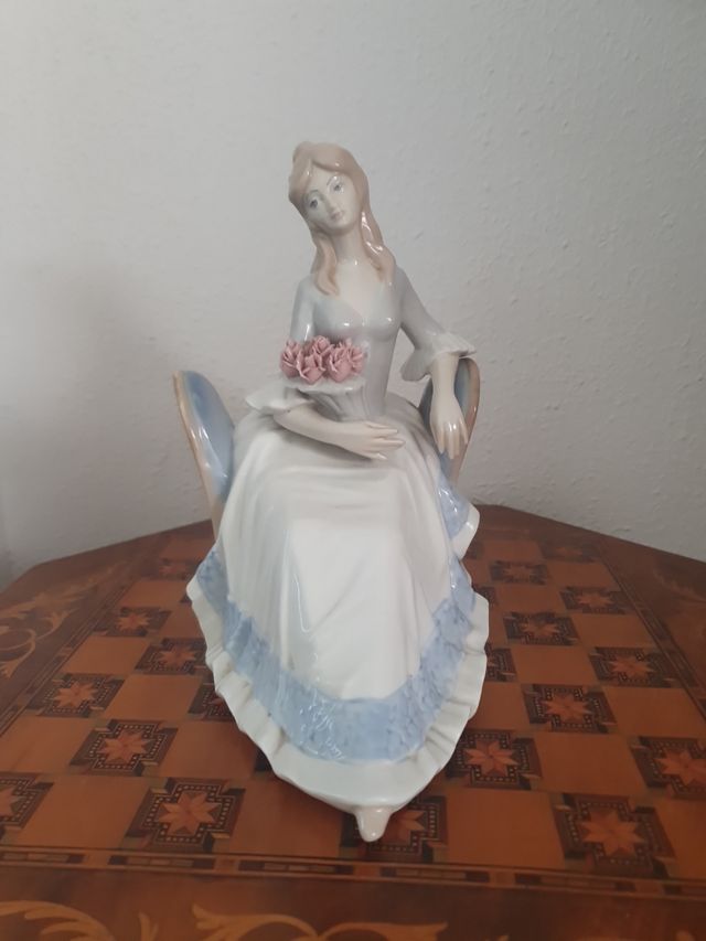 Figura mujer con rosas de porcelana