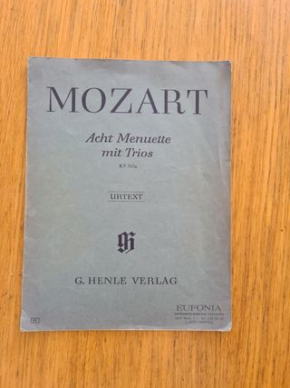 Libro piano Mozart 8 minuetes con trio