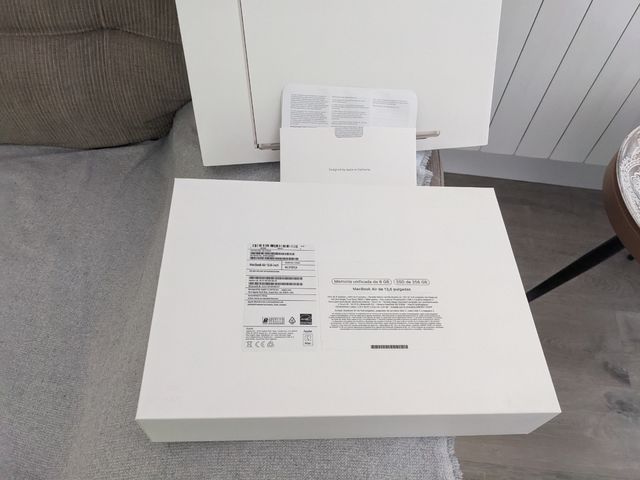 Caja portátil Apple book Air 13" VACIA