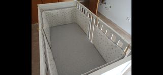 Dos protectores de cuna