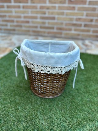 Cesto mimbre con ganchillo