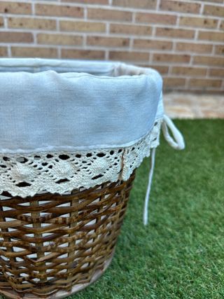 Cesto mimbre con ganchillo