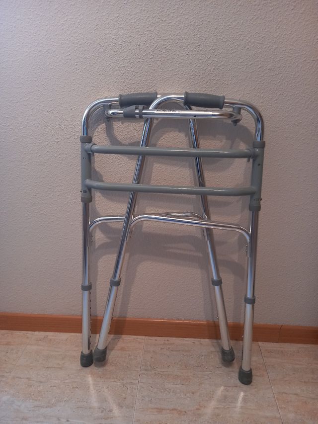 Andador ultraligero regulable y plegable