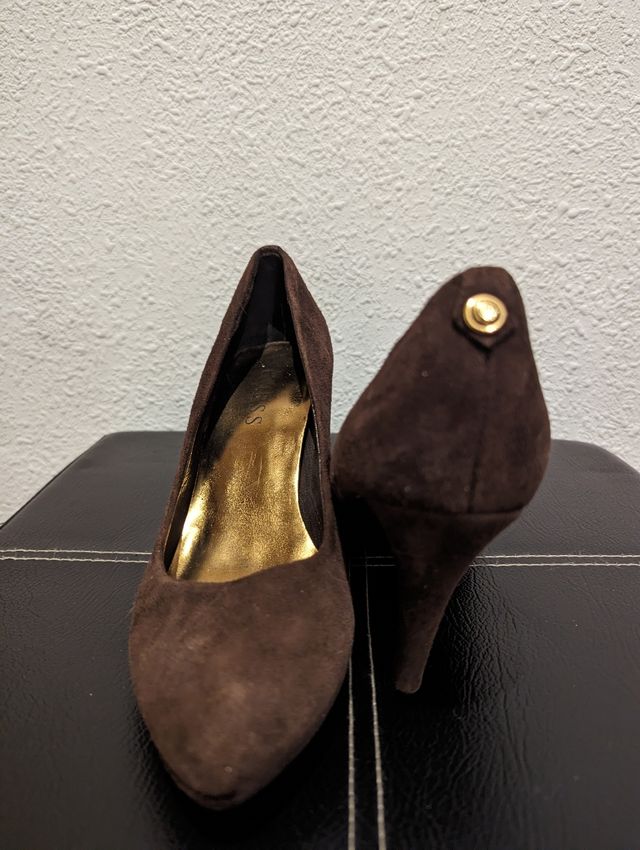 Zapatos de tacón terciopelo marrón GUESS