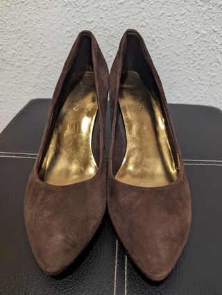 Zapatos de tacón terciopelo marrón GUESS