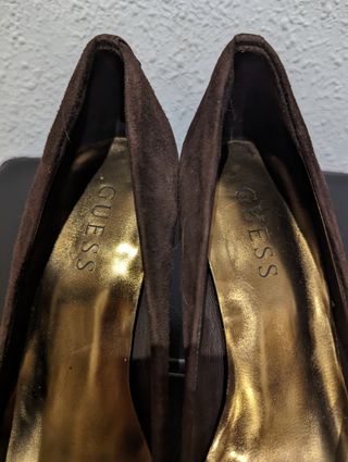 Zapatos de tacón terciopelo marrón GUESS