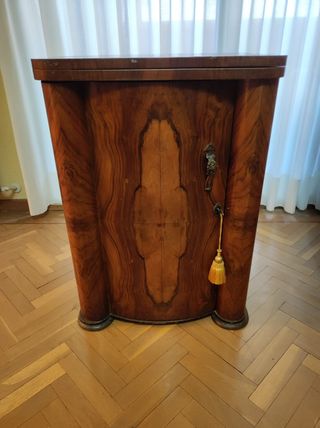 mesilla de madera, con ruedas, con cajon