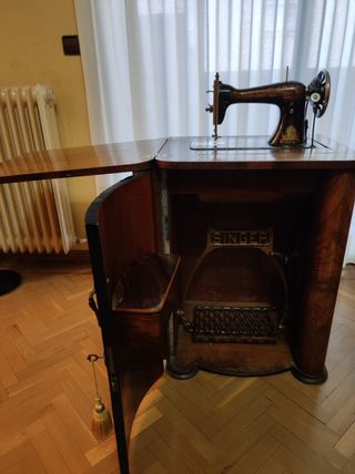 mesilla de madera, con ruedas, con cajon