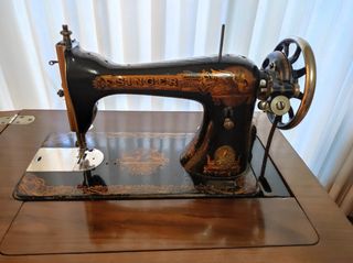 mesilla de madera, con ruedas, con cajon