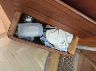 mesilla de madera, con ruedas, con cajon