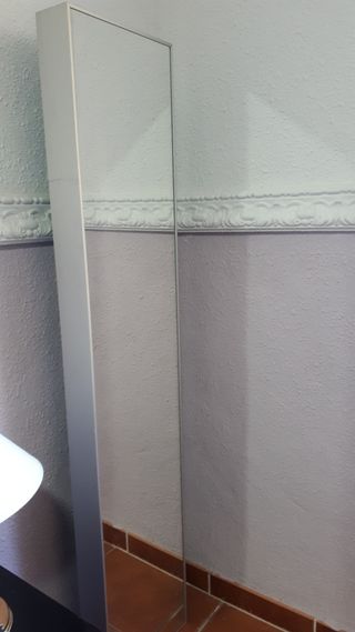 Espejo delante y joyero detrás