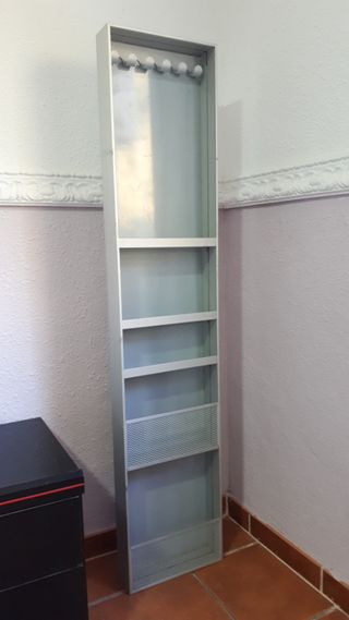 Espejo delante y joyero detrás