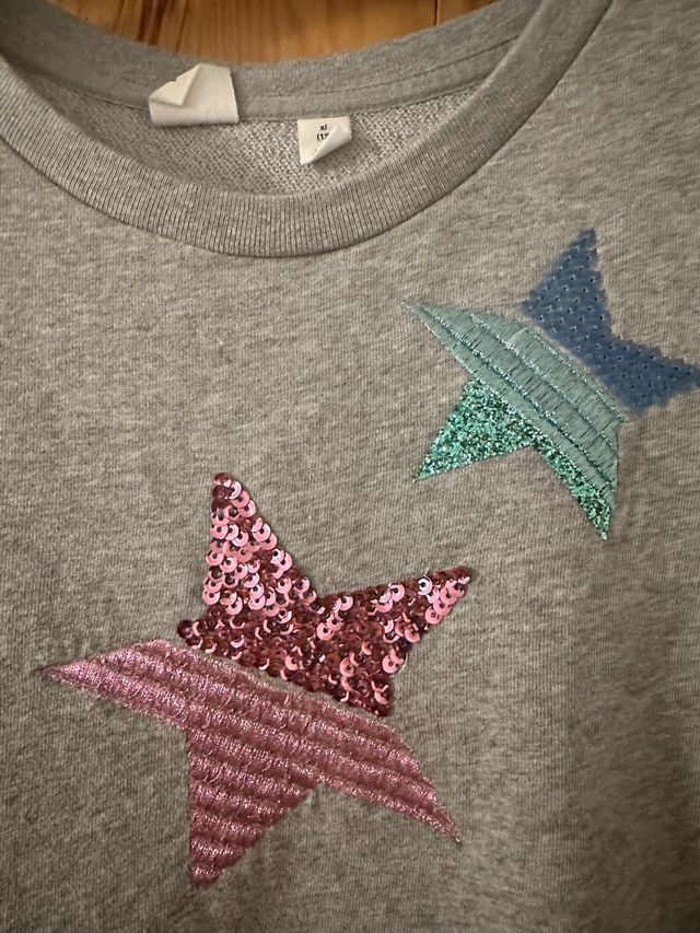 Vestido chandalero con estrellas de colores