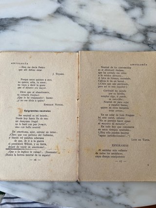 Antiguo libro de poesia
