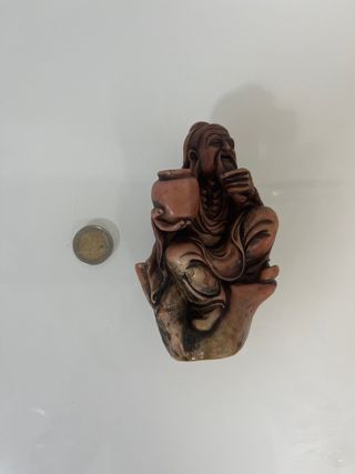 Escultura de hombre de vino