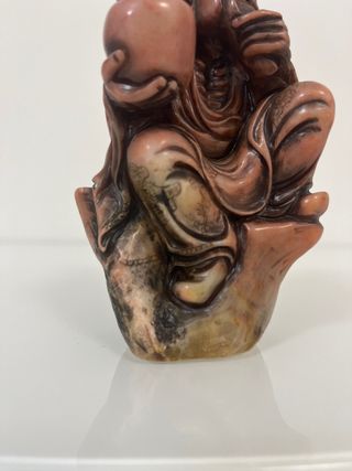 Escultura de hombre de vino