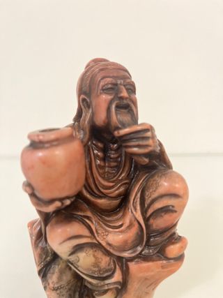 Escultura de hombre de vino