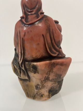 Escultura de hombre de vino