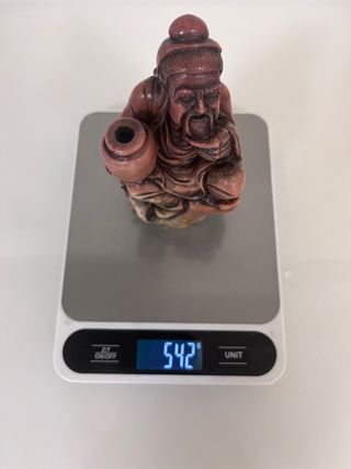 Escultura de hombre de vino