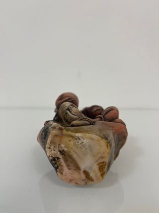 Escultura de hombre de vino