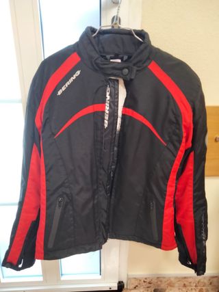 Chaqueta, casco y guantes chica de moto