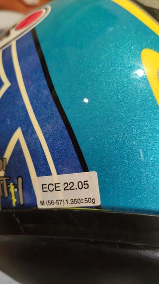 Chaqueta, casco y guantes chica de moto