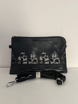 Bolso piel sintética negro con decoración