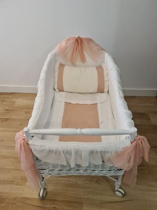 Minicuna niña de mimbre lacado en blanco