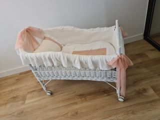 Minicuna niña de mimbre lacado en blanco