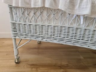 Minicuna niña de mimbre lacado en blanco