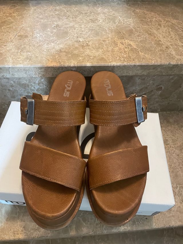 Cuñas Mjus ,son todas de piel.