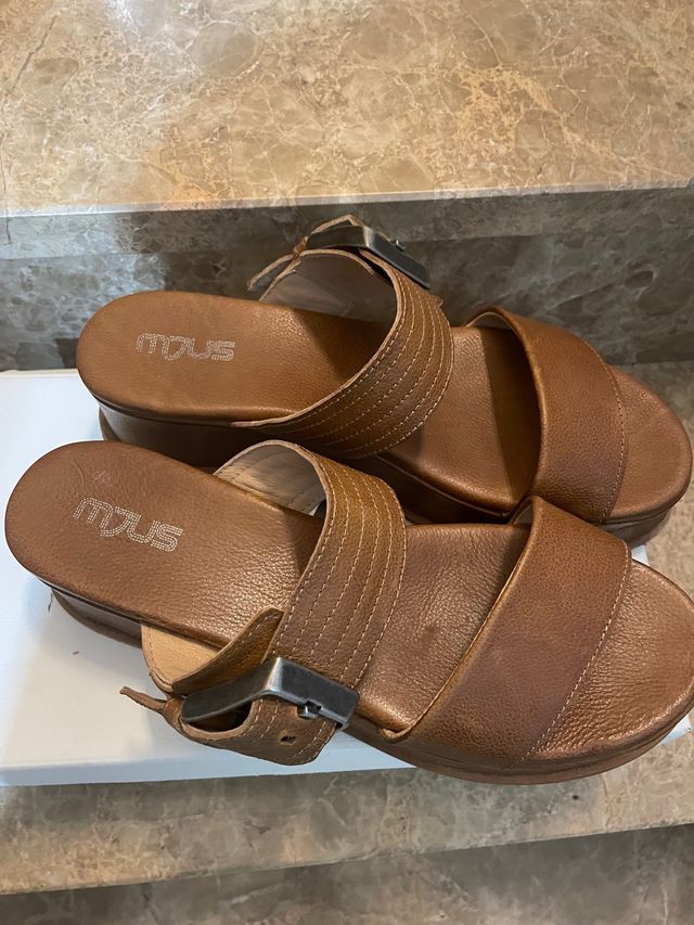 Cuñas Mjus ,son todas de piel.