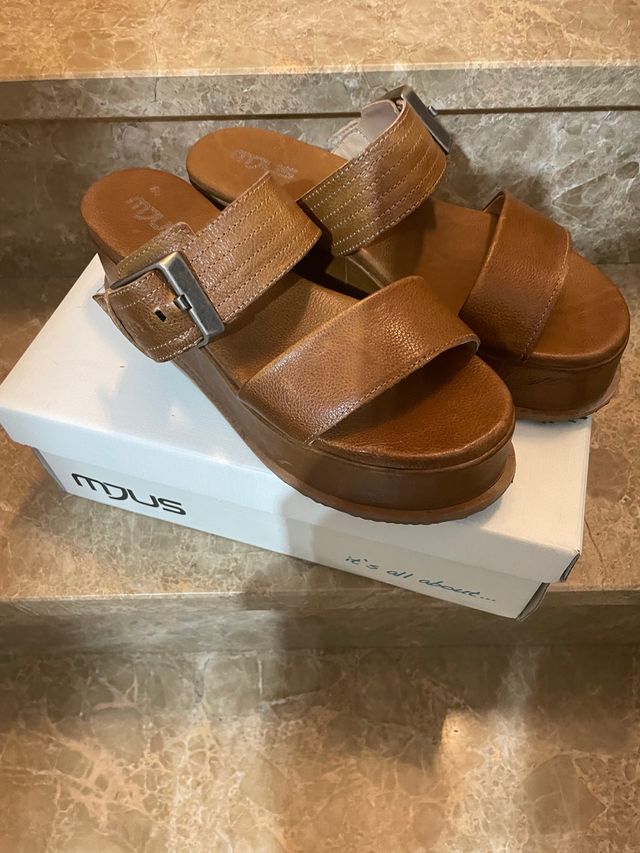 Cuñas Mjus ,son todas de piel.