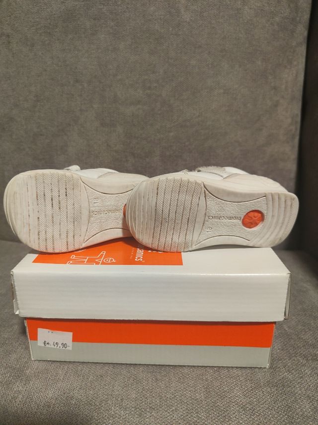 Tenis biomecanics blancos