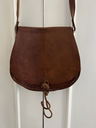 Bolso de piel marrón hecho a mano