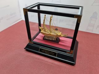 Maqueta Barco en vitrina Keo Buk Sun chapado oro