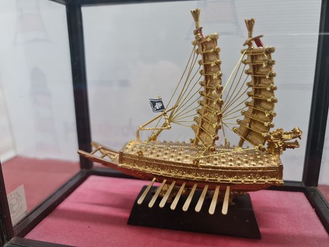 Maqueta Barco en vitrina Keo Buk Sun chapado oro