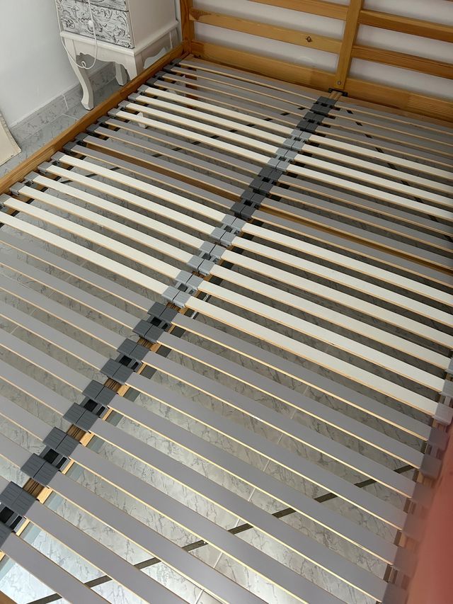 Estructura cama de Ikea + somier + colchón.