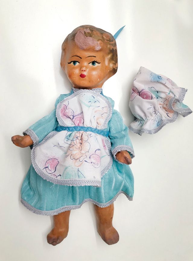 Antigua muñeca de cartón. 28 cm.