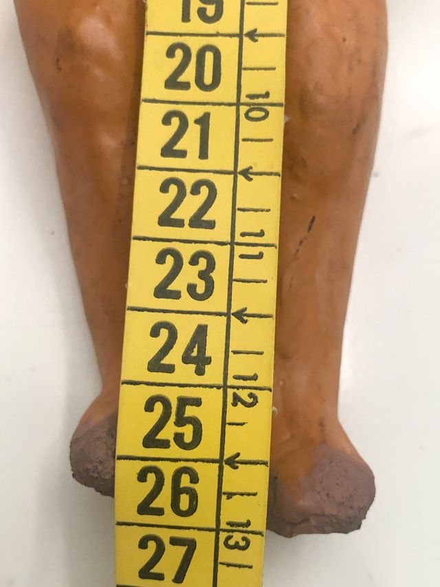 Antigua muñeca de cartón. 26 cm.