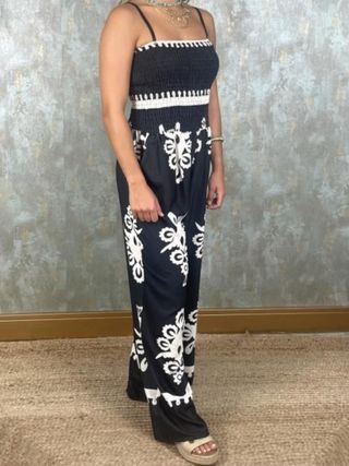 Mono negro. Vestido