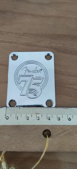 Placa Fender 75 th aniversario.